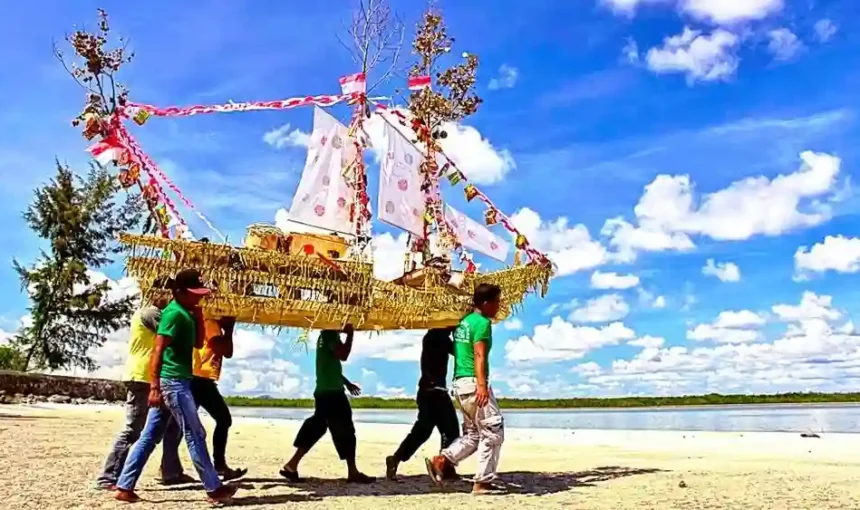 Bisikan Laut Belitung: Menyaksikan Magical Ritual Buang Jong dalam Paket Tour Belitung 2026