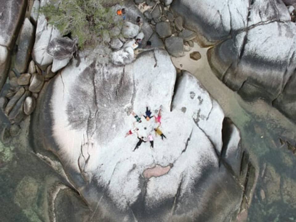 Amazing Paket Tour Belitung 2D1N Reguler, Jelajah Island Hopping & Pantai Laskar Pelangi 4 Paket Tour Belitung 2D1N