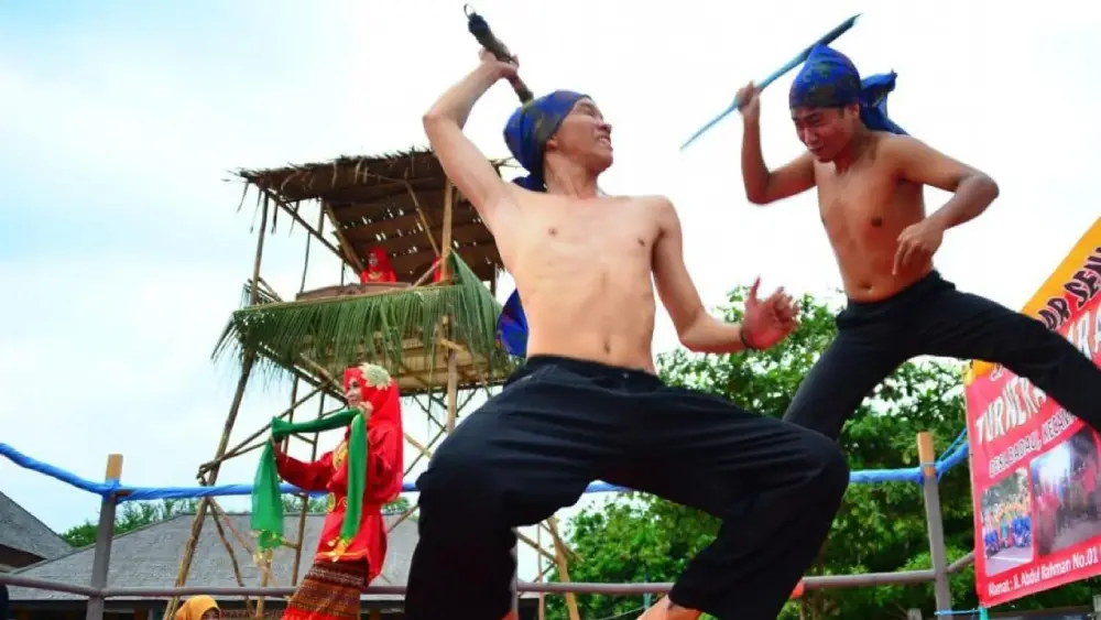 Beripat Beregong Belitung: Tradisi Duel Super Keren yang Wajib Masuk Paket Tour Belitung 2027 2 Atraksi Kesenian Beripat Beregong Melayu Belitong