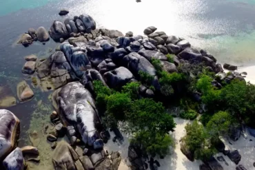 Fakta Pantai Tanjung Tinggi, Cek Harga Liburan ke Belitung