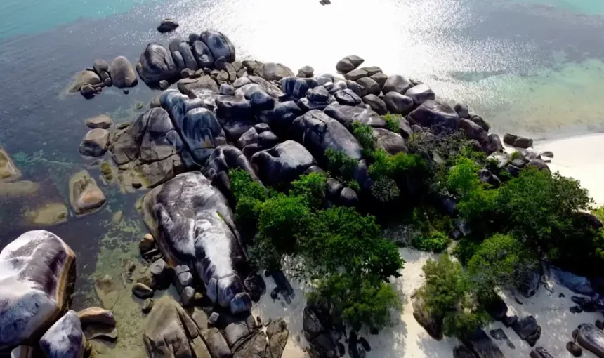Mengupas Fakta Pantai Tanjung Tinggi: Labirin Granit 200 Juta Tahun yang Mengubah Wajah Belitung