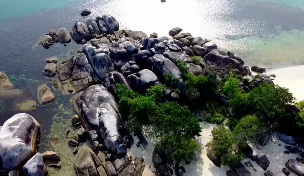 Fakta Pantai Tanjung Tinggi, Cek Harga Liburan ke Belitung