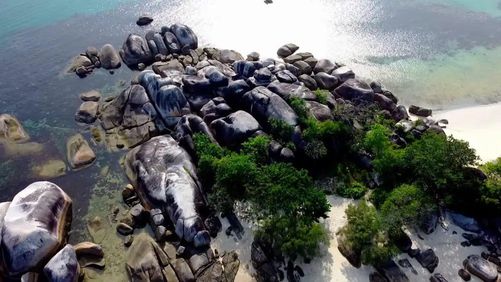 Fakta Pantai Tanjung Tinggi, Cek Harga Liburan ke Belitung