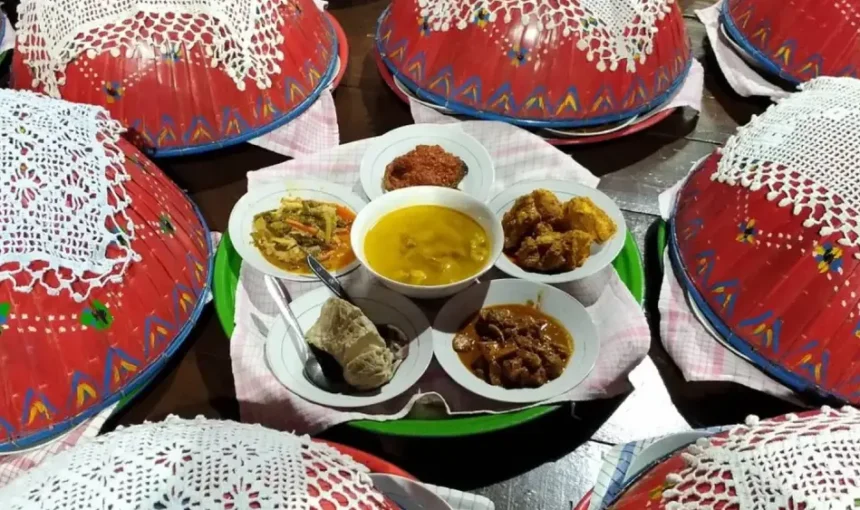 Paket Wisata Belitung 2026: Menyatu dalam Tradisi Makan Bedulang yang Super Maknyus!