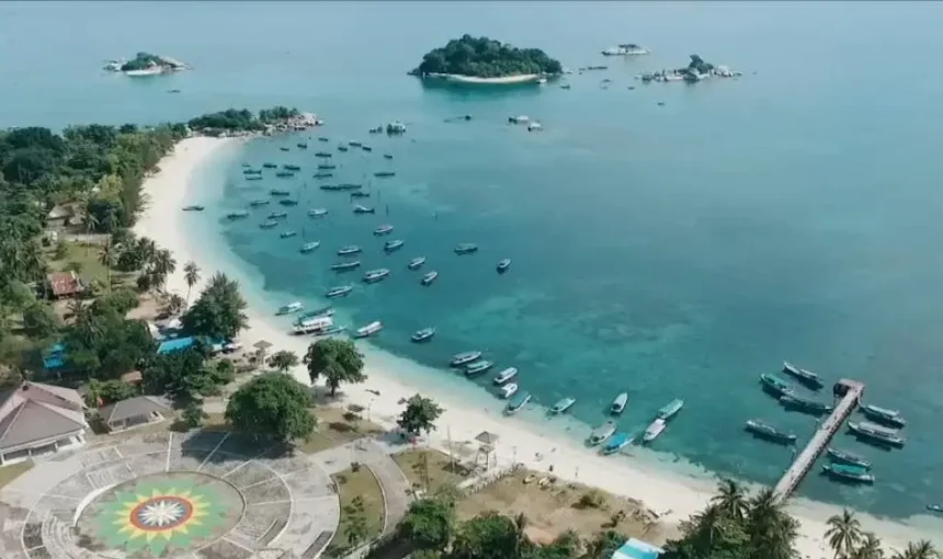 Paket Tour Belitung 3 Hari 2 Malam Terbaik, Lengkap & Super Detail Itinerary 3D2N 1 Paket Tour Belitung 3 Hari 2 Malam - Pantai Wisata Tanjung Kelayang