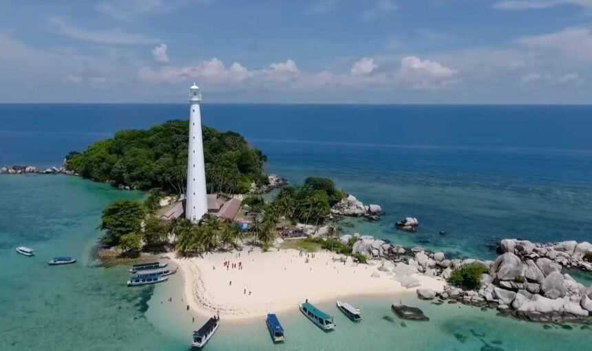 Paket Tour Belitung di Lengkuas Island