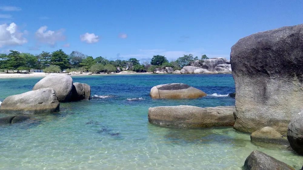 Pantai Tanjung Tinggi Memiliki Air Laut yang Jernih