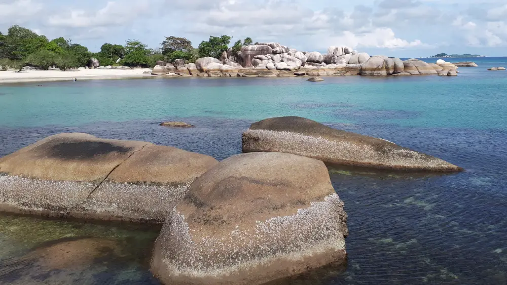 Pantai Tanjung Tinggi dengan Formasi Batu Granit Berusia Ratusan Juta Tahun