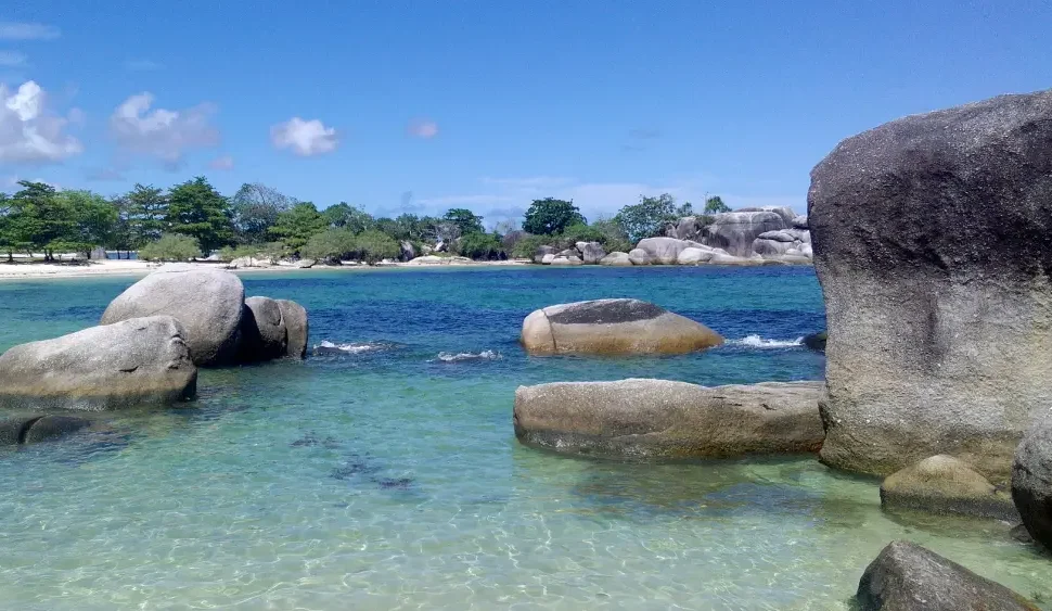 Spot Foto Tanjung Tinggi - Air Laut yang Jernih